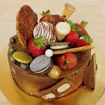 Торт Ягодный торт покрыт шоколадным велюром с позолотой, украшен клубникой в шоколаде, печеньем и шоколадками, зефиром